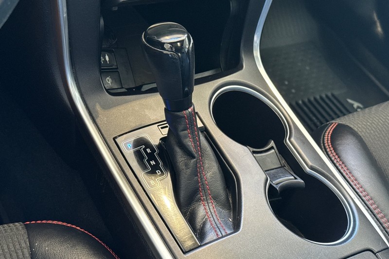 Toyota Camry Hybrid Vehicle Full-screen Gallery Image 33