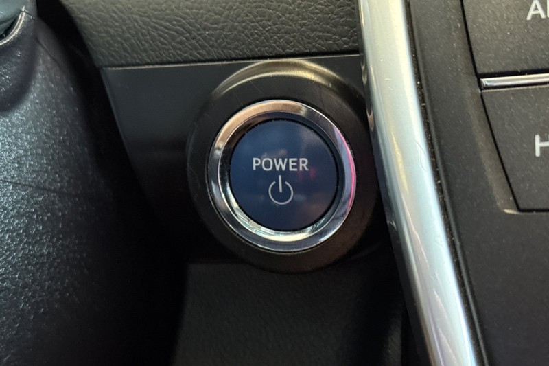 Toyota Camry Hybrid Vehicle Full-screen Gallery Image 34
