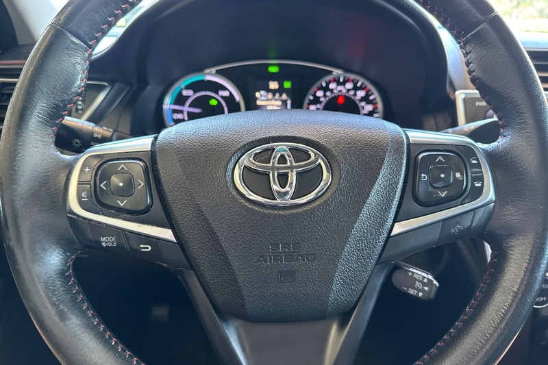 Toyota Camry Hybrid Vehicle Full-screen Gallery Image 35