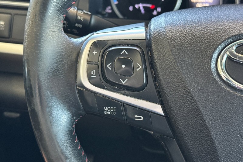 Toyota Camry Hybrid Vehicle Full-screen Gallery Image 36