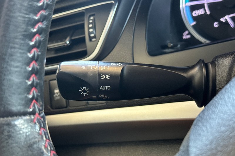 Toyota Camry Hybrid Vehicle Full-screen Gallery Image 37