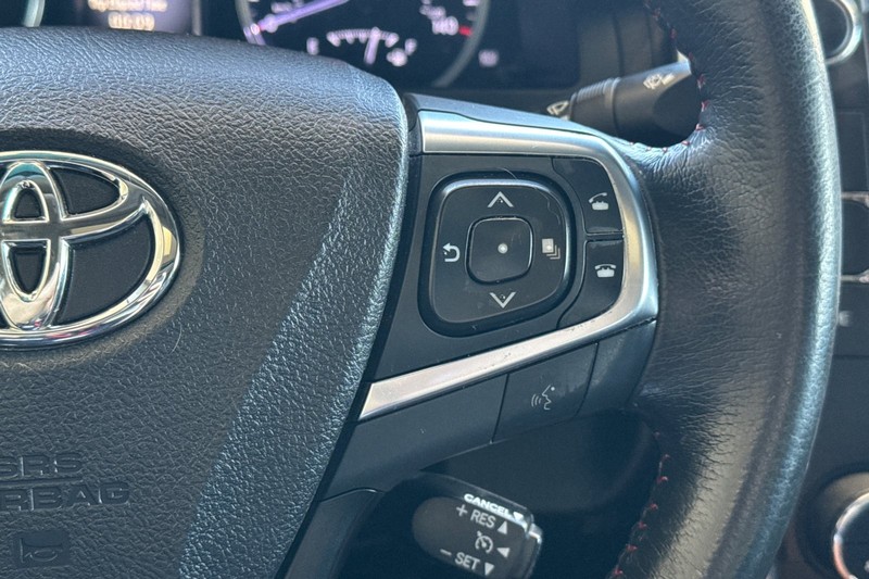 Toyota Camry Hybrid Vehicle Full-screen Gallery Image 38