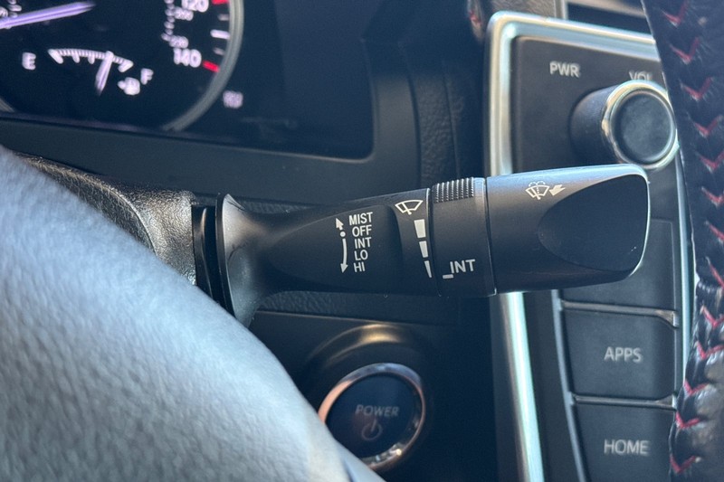 Toyota Camry Hybrid Vehicle Full-screen Gallery Image 39