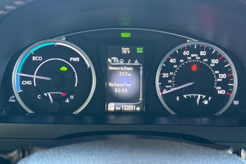 Toyota Camry Hybrid Vehicle Full-screen Gallery Image 40