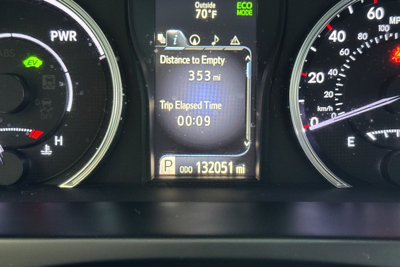 Toyota Camry Hybrid Vehicle Full-screen Gallery Image 41