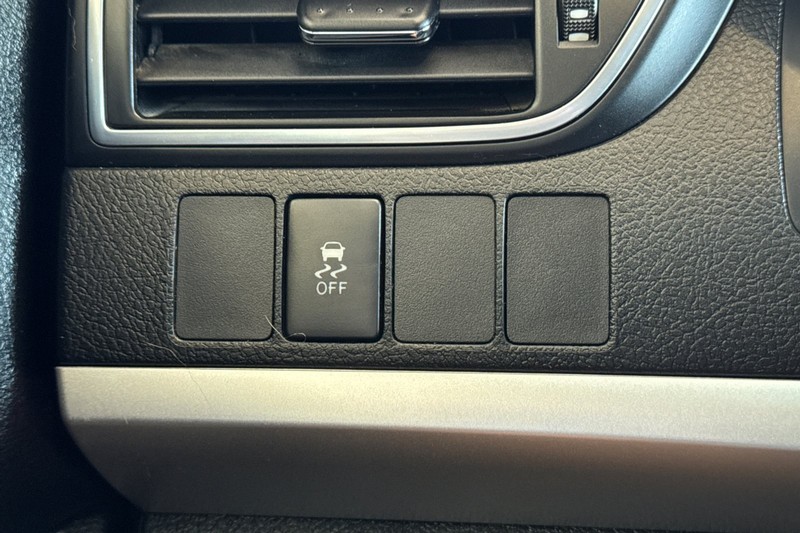 Toyota Camry Hybrid Vehicle Full-screen Gallery Image 42