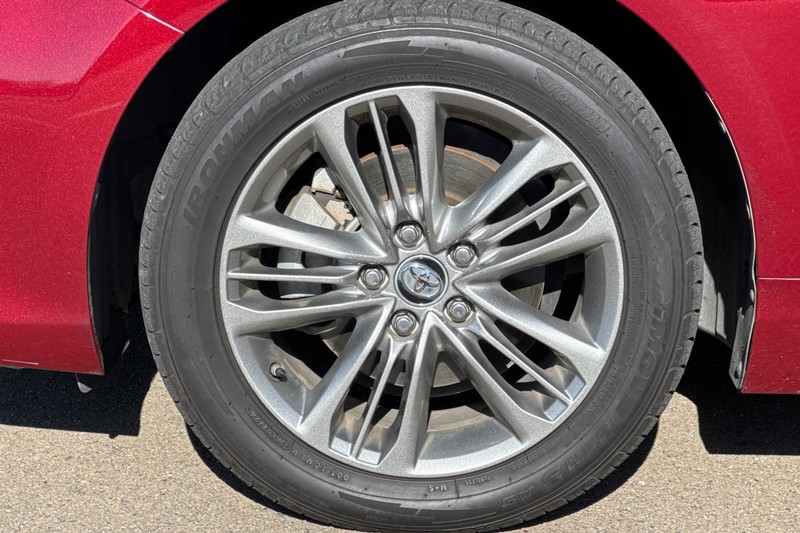 Toyota Camry Hybrid Vehicle Full-screen Gallery Image 44