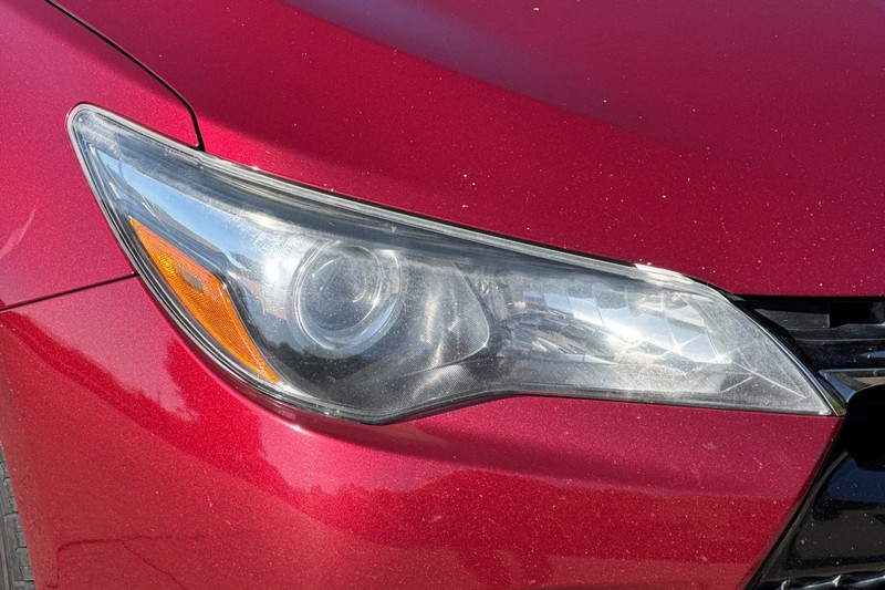 Toyota Camry Hybrid Vehicle Full-screen Gallery Image 45
