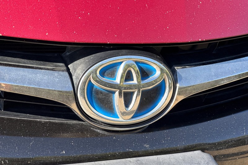Toyota Camry Hybrid Vehicle Full-screen Gallery Image 46
