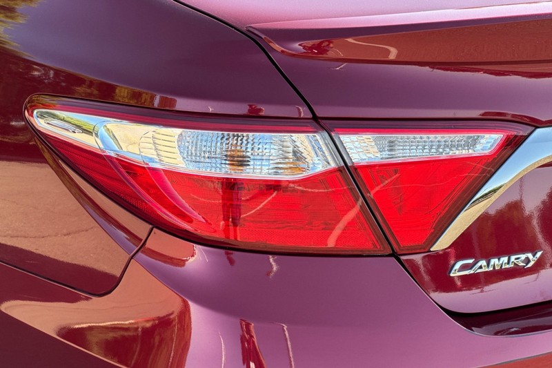 Toyota Camry Hybrid Vehicle Full-screen Gallery Image 47