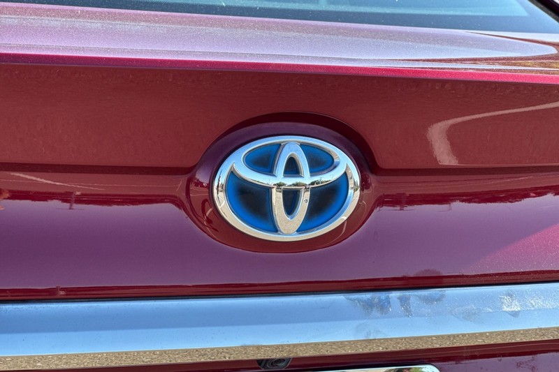 Toyota Camry Hybrid Vehicle Full-screen Gallery Image 48