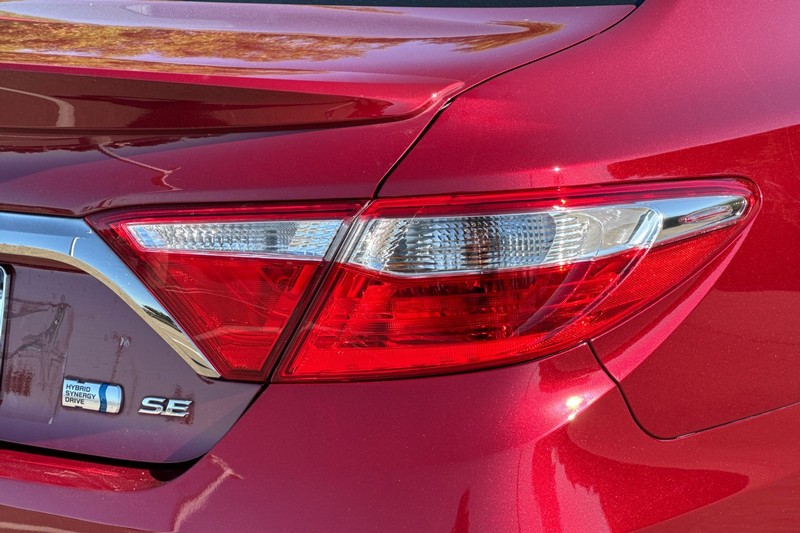 Toyota Camry Hybrid Vehicle Full-screen Gallery Image 49