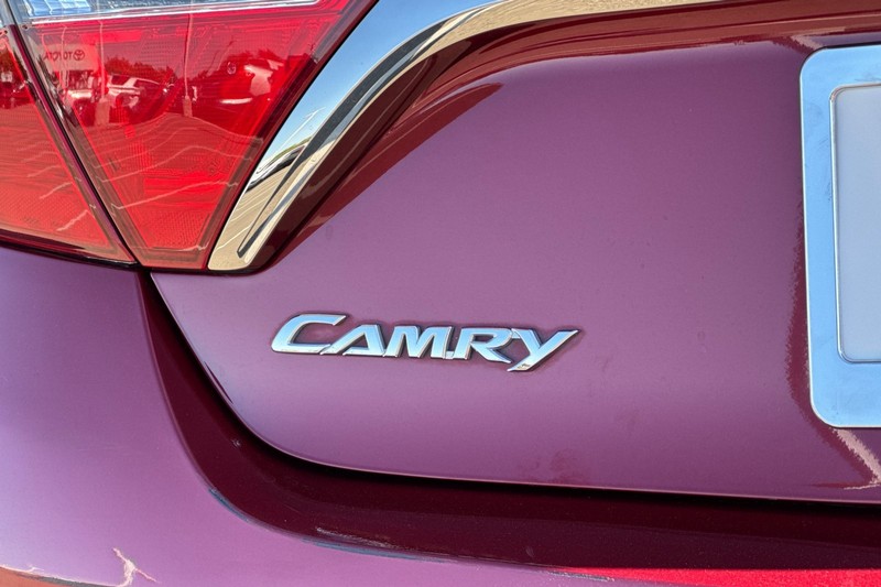 Toyota Camry Hybrid Vehicle Full-screen Gallery Image 50