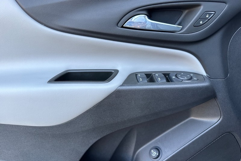 Chevrolet Equinox Vehicle Full-screen Gallery Image 11