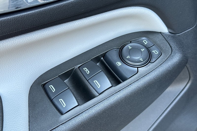 Chevrolet Equinox Vehicle Full-screen Gallery Image 12