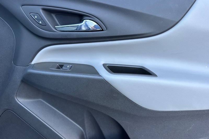 Chevrolet Equinox Vehicle Full-screen Gallery Image 21