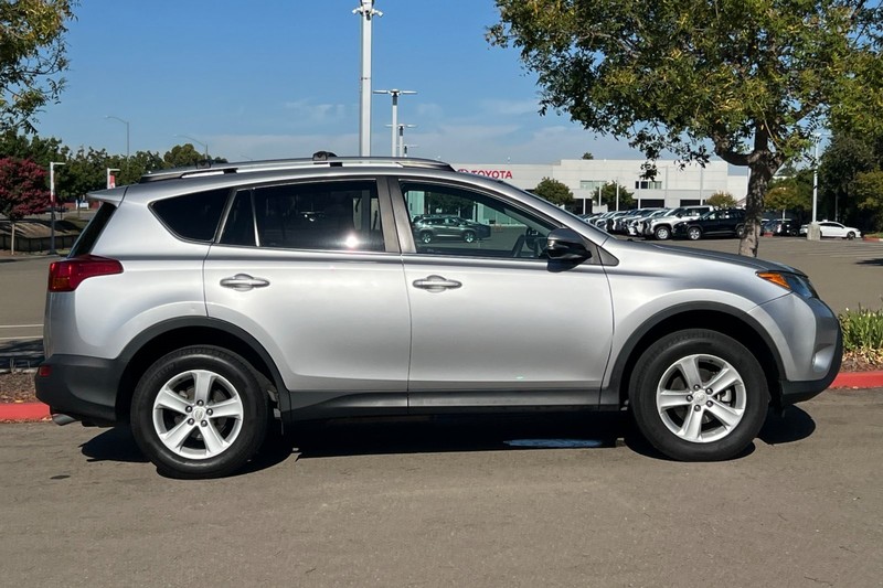 Toyota RAV4 Vehicle Full-screen Gallery Image 03