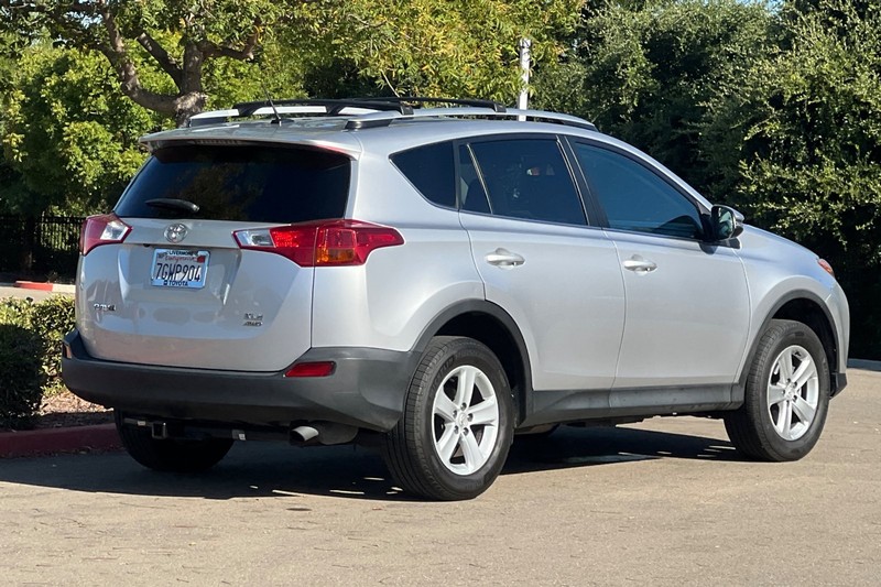 Toyota RAV4 Vehicle Full-screen Gallery Image 04