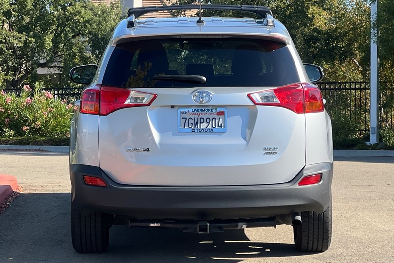 Toyota RAV4 Vehicle Full-screen Gallery Image 05