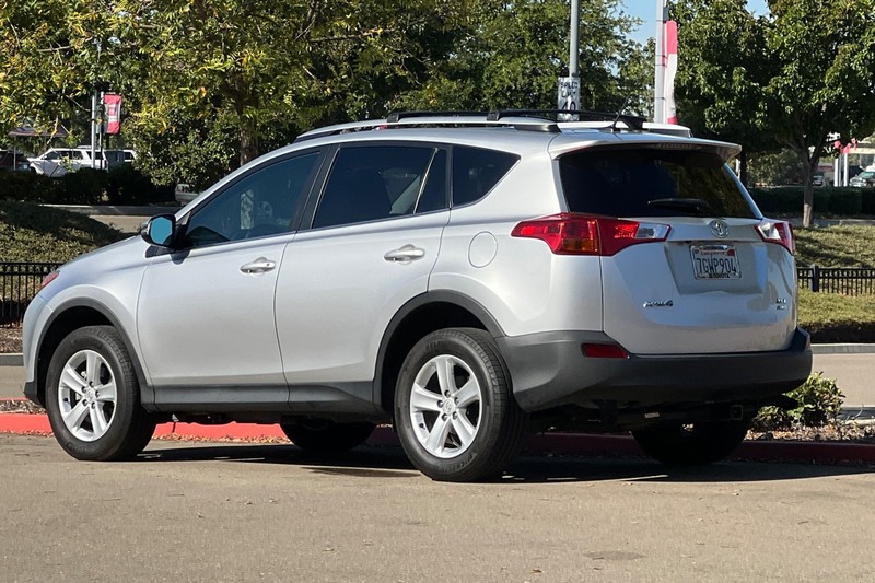Toyota RAV4 Vehicle Full-screen Gallery Image 06