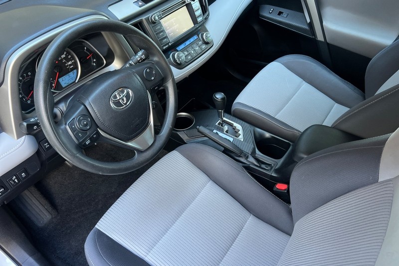 Toyota RAV4 Vehicle Full-screen Gallery Image 10