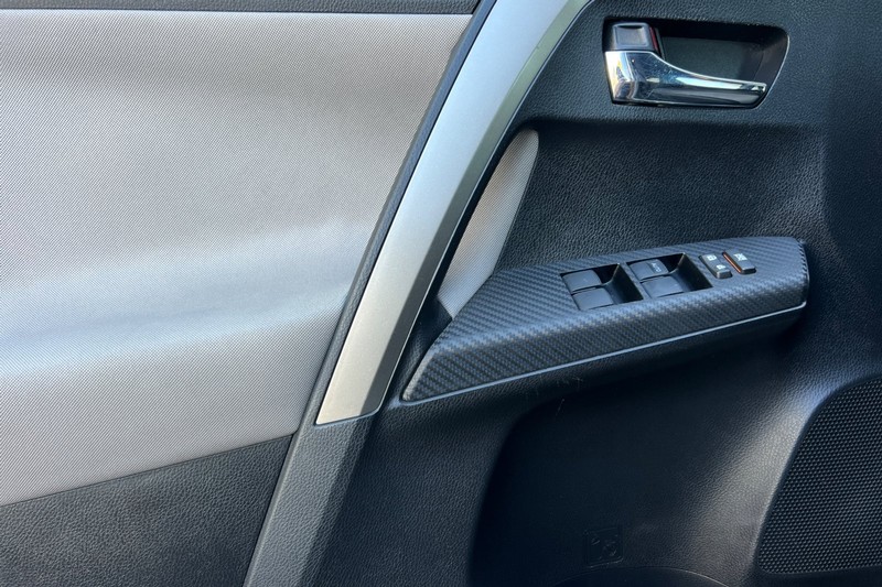 Toyota RAV4 Vehicle Full-screen Gallery Image 11