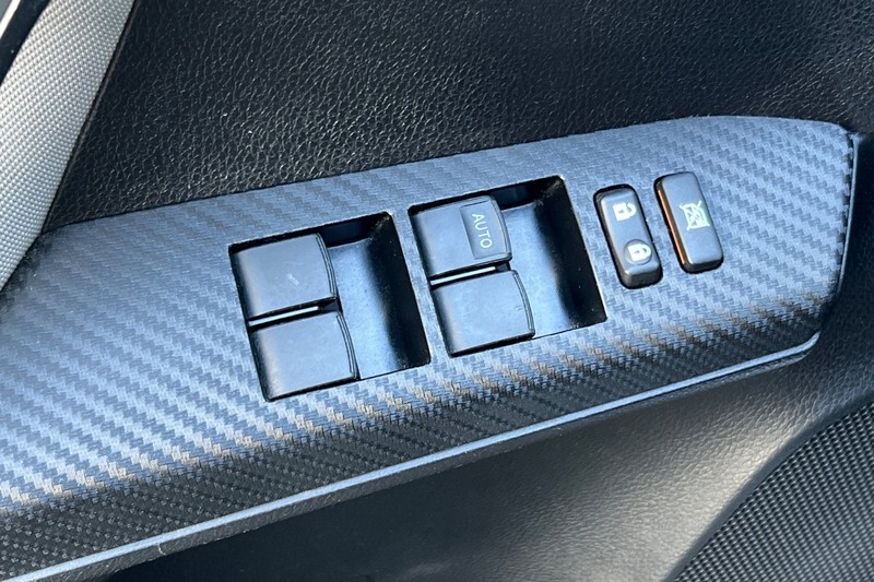 Toyota RAV4 Vehicle Full-screen Gallery Image 12