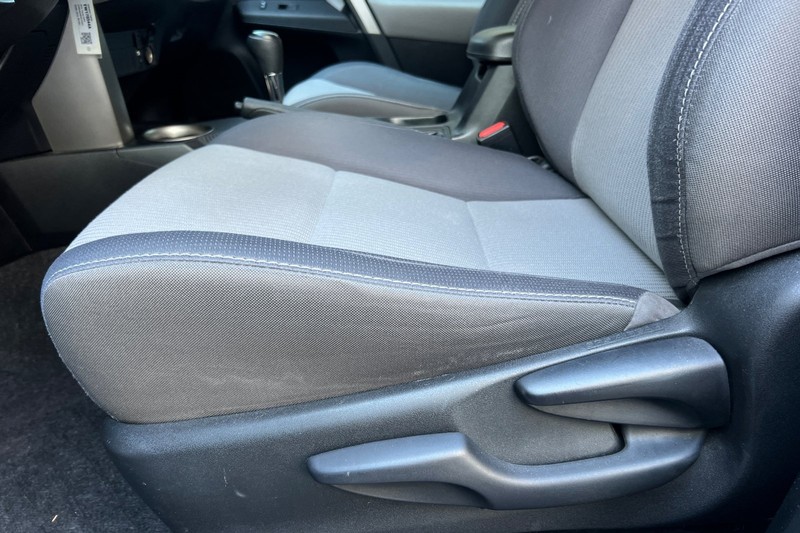 Toyota RAV4 Vehicle Full-screen Gallery Image 13