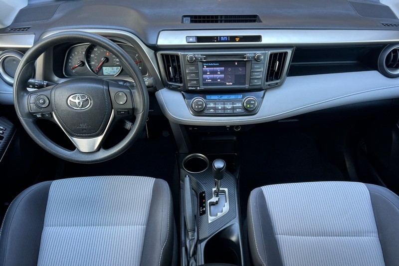 Toyota RAV4 Vehicle Full-screen Gallery Image 15