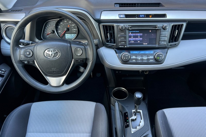 Toyota RAV4 Vehicle Full-screen Gallery Image 16