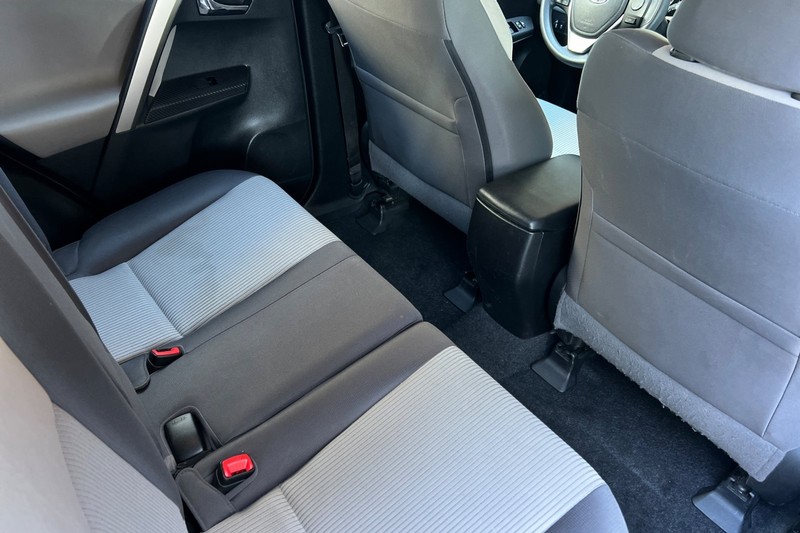 Toyota RAV4 Vehicle Full-screen Gallery Image 18