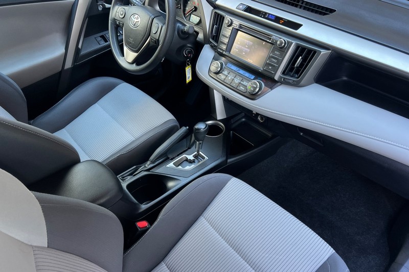 Toyota RAV4 Vehicle Full-screen Gallery Image 19