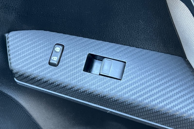 Toyota RAV4 Vehicle Full-screen Gallery Image 22