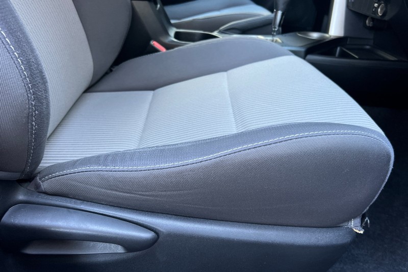 Toyota RAV4 Vehicle Full-screen Gallery Image 23