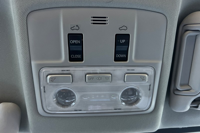 Toyota RAV4 Vehicle Full-screen Gallery Image 24