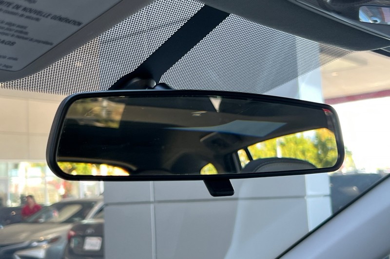Toyota RAV4 Vehicle Full-screen Gallery Image 25