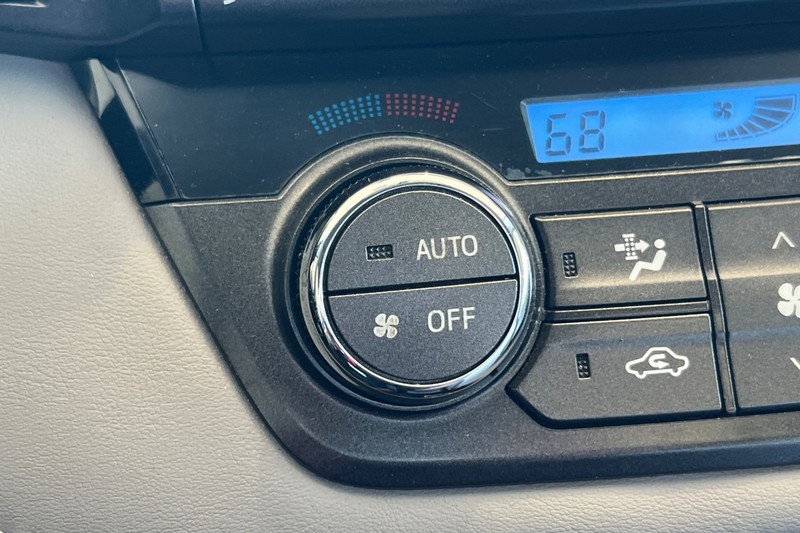Toyota RAV4 Vehicle Full-screen Gallery Image 29