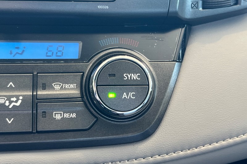 Toyota RAV4 Vehicle Full-screen Gallery Image 30