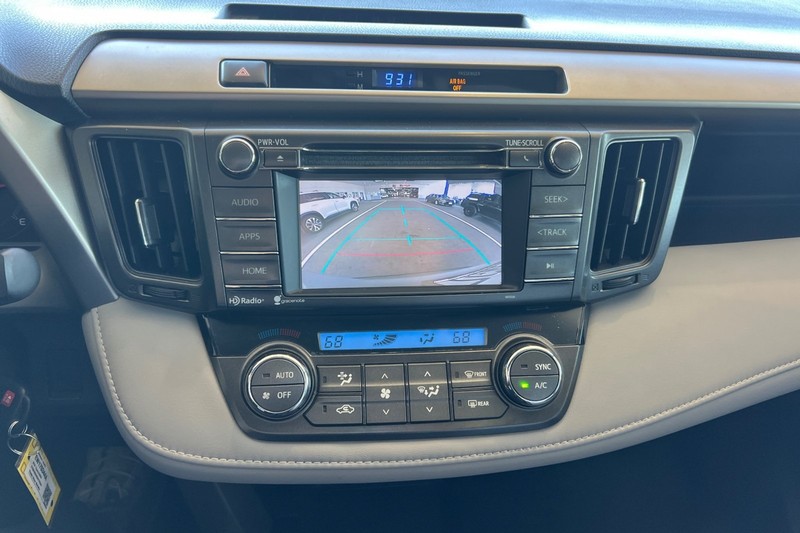 Toyota RAV4 Vehicle Full-screen Gallery Image 31