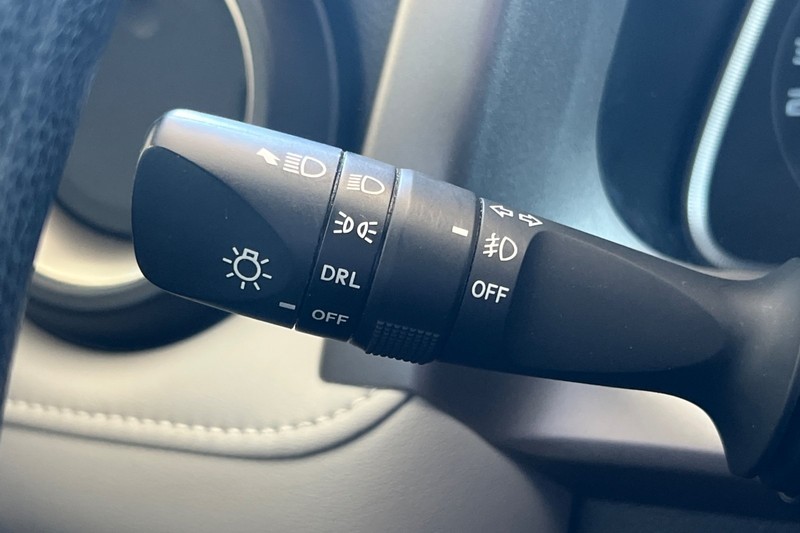 Toyota RAV4 Vehicle Full-screen Gallery Image 35