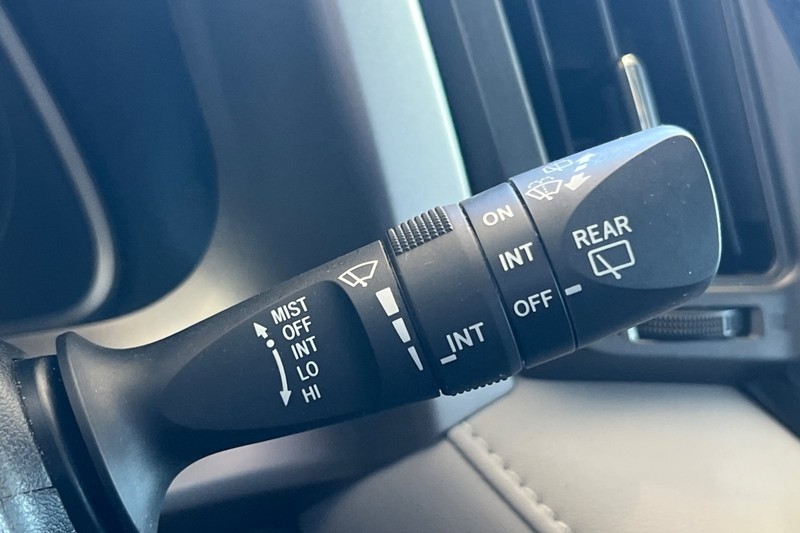 Toyota RAV4 Vehicle Full-screen Gallery Image 37