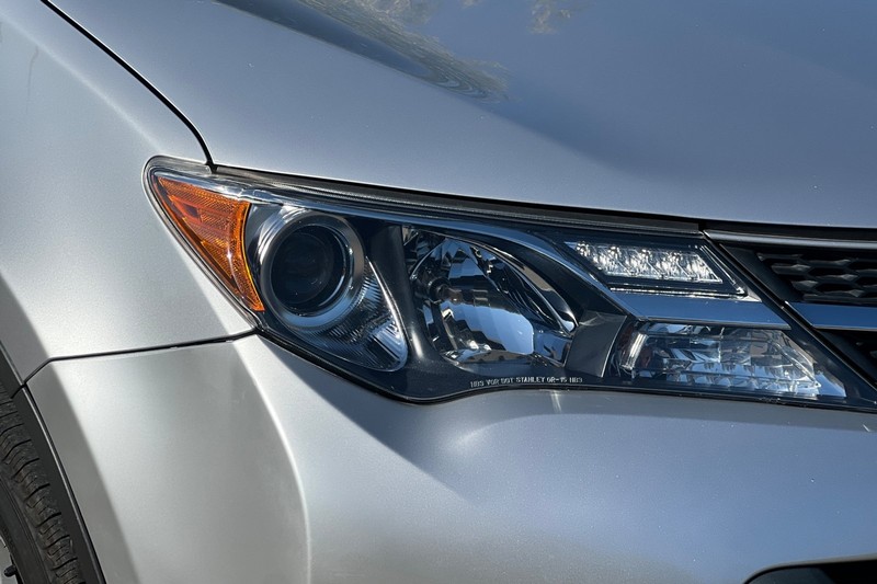 Toyota RAV4 Vehicle Full-screen Gallery Image 43