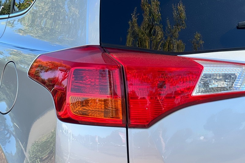 Toyota RAV4 Vehicle Full-screen Gallery Image 45