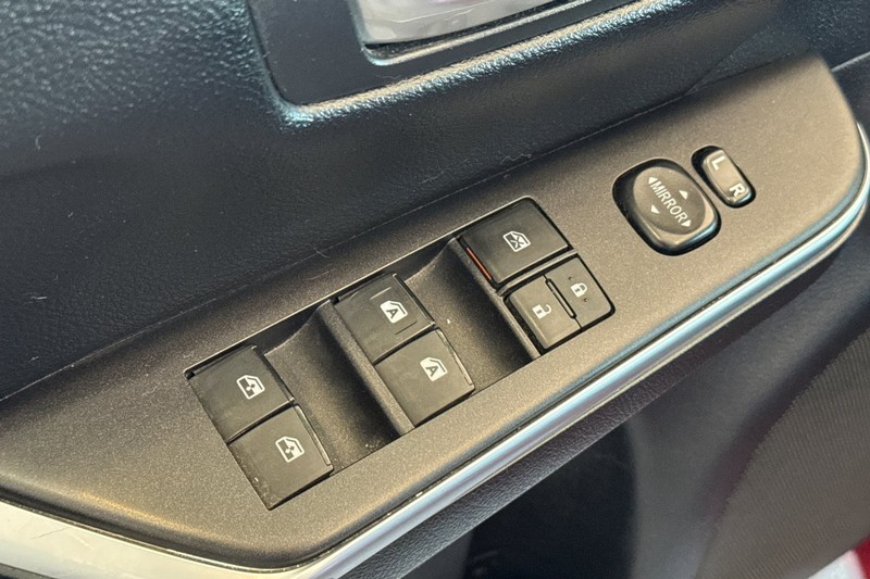 Toyota Camry Vehicle Full-screen Gallery Image 12