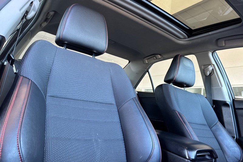 Toyota Camry Vehicle Full-screen Gallery Image 19