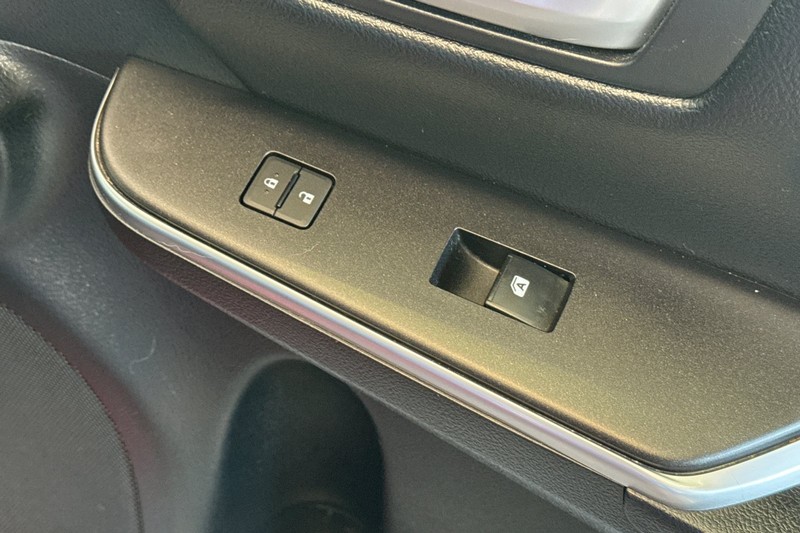 Toyota Camry Vehicle Full-screen Gallery Image 21