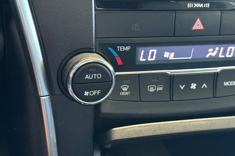 Toyota Camry Vehicle Full-screen Gallery Image 28