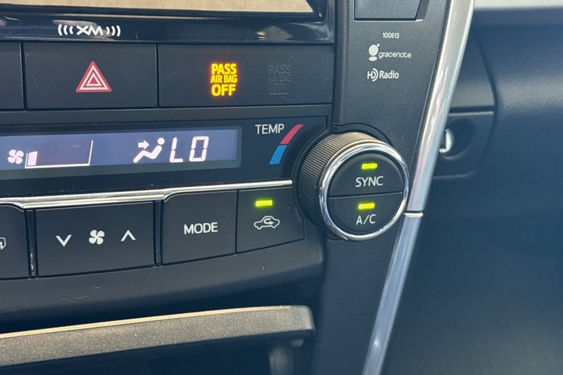 Toyota Camry Vehicle Full-screen Gallery Image 29