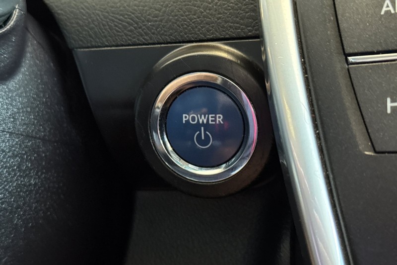 Toyota Camry Vehicle Full-screen Gallery Image 34