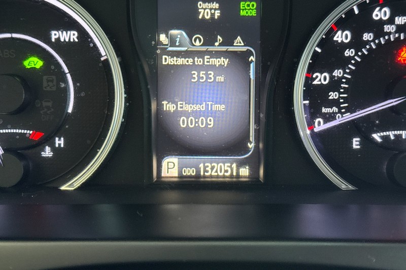 Toyota Camry Vehicle Full-screen Gallery Image 41